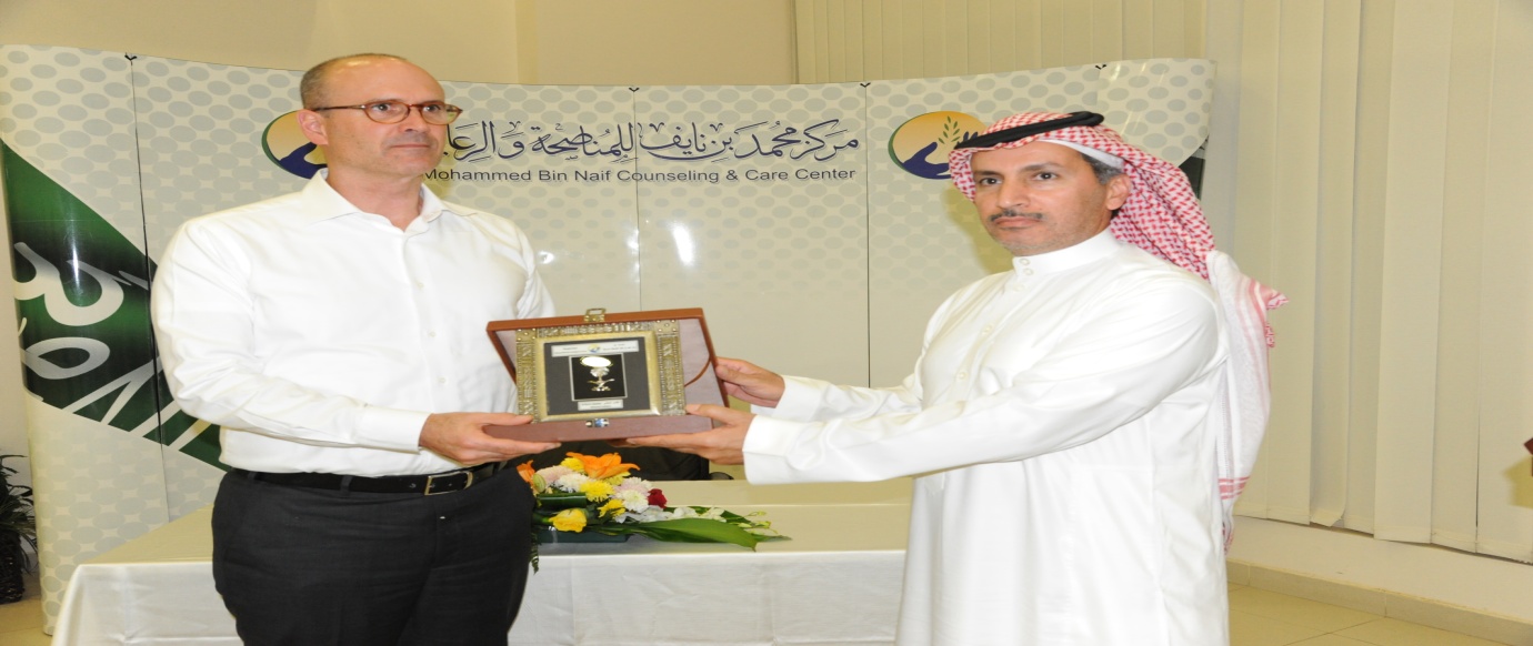 المركز يستقبل مدير مكتب الاتصالات الكندي